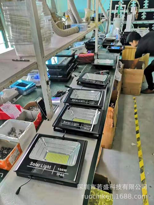 厂家太阳能投光灯100wled壁灯新农村太阳能庭院灯智能3天亮灯